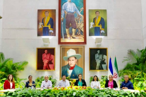 Gobierno de China y Nicaragua Benefician a Estudiantes con Kit Tecnológico