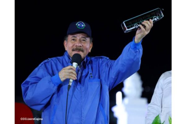 Acto de entrega de buses provenientes de la República Popular China (13-10-23)