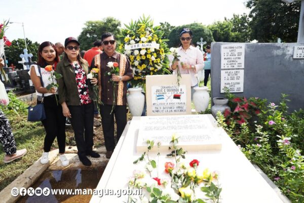 Autoridades del ALMA rindieron homenaje a héroes y mártires en el cementerio General