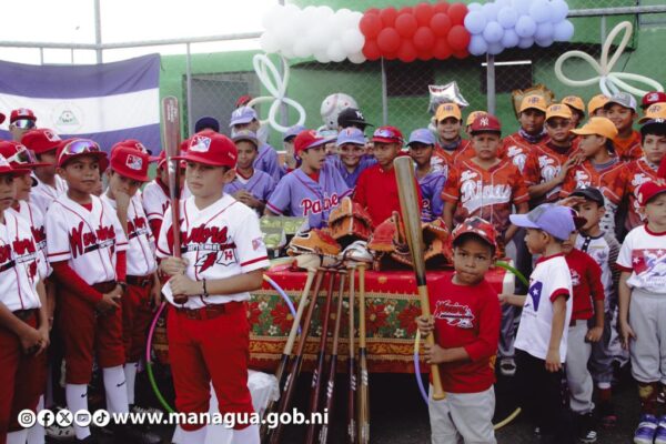 Apoyo al Talento Deportivo: Alcaldía Equipa a Promesas del Béisbol en la 14 de Septiembre