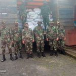 Destacamento militar sur entrega paquetes alimenticios a familias en emergencia social