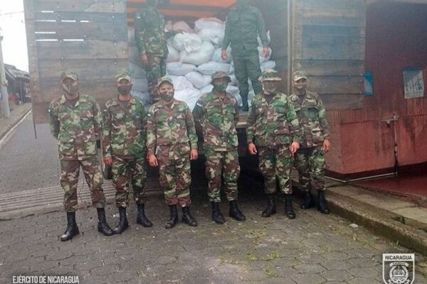 Destacamento militar sur entrega paquetes alimenticios a familias en emergencia social
