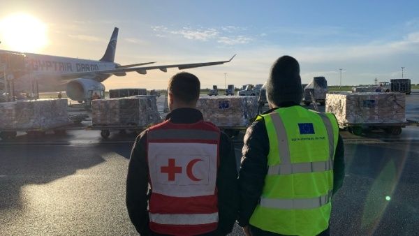 Parten dos nuevos vuelos con ayuda humanitaria para Gaza