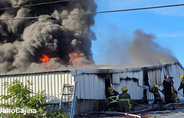 Autoridades controlan incendio en bodegas de la empresa Metalurgia Martinez en Managua