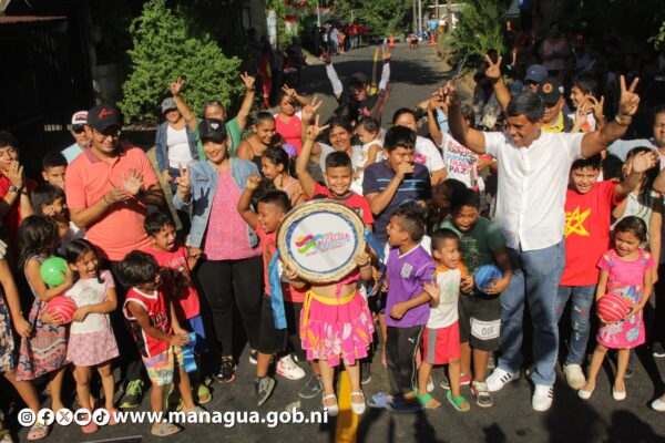 Familias del Barrio Walter Ferretti inauguran cinco cuadras nuevas de red vial