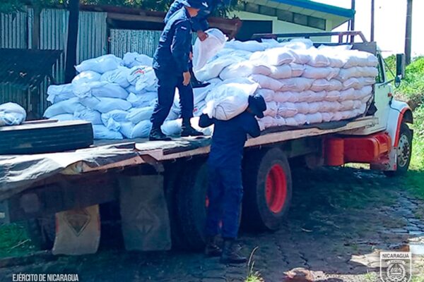 Distrito Naval Caribe: Ejército de Nicaragua Descarga 964 Paquetes Alimenticios en Bluefields