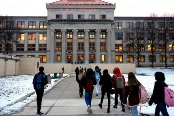 EEUU: Tres estudiantes abusan de una niña con discapacidad intelectual