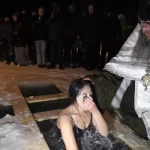 Rusia celebra la Epifanía con baños en aguas heladas