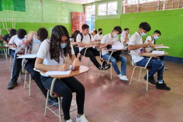 Estudiantes Se Preparan para Exámenes Extraordinarios en Rigoberto López Pérez