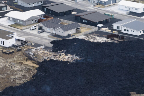 Erupción volcánica en Islandia deja a personas sin hogar por primera vez en más de 50 años