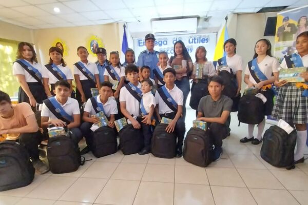 Hijos de Oficiales de la Policía Nacional en Chinandega Reciben Útiles Escolares del Gobierno Sandinista