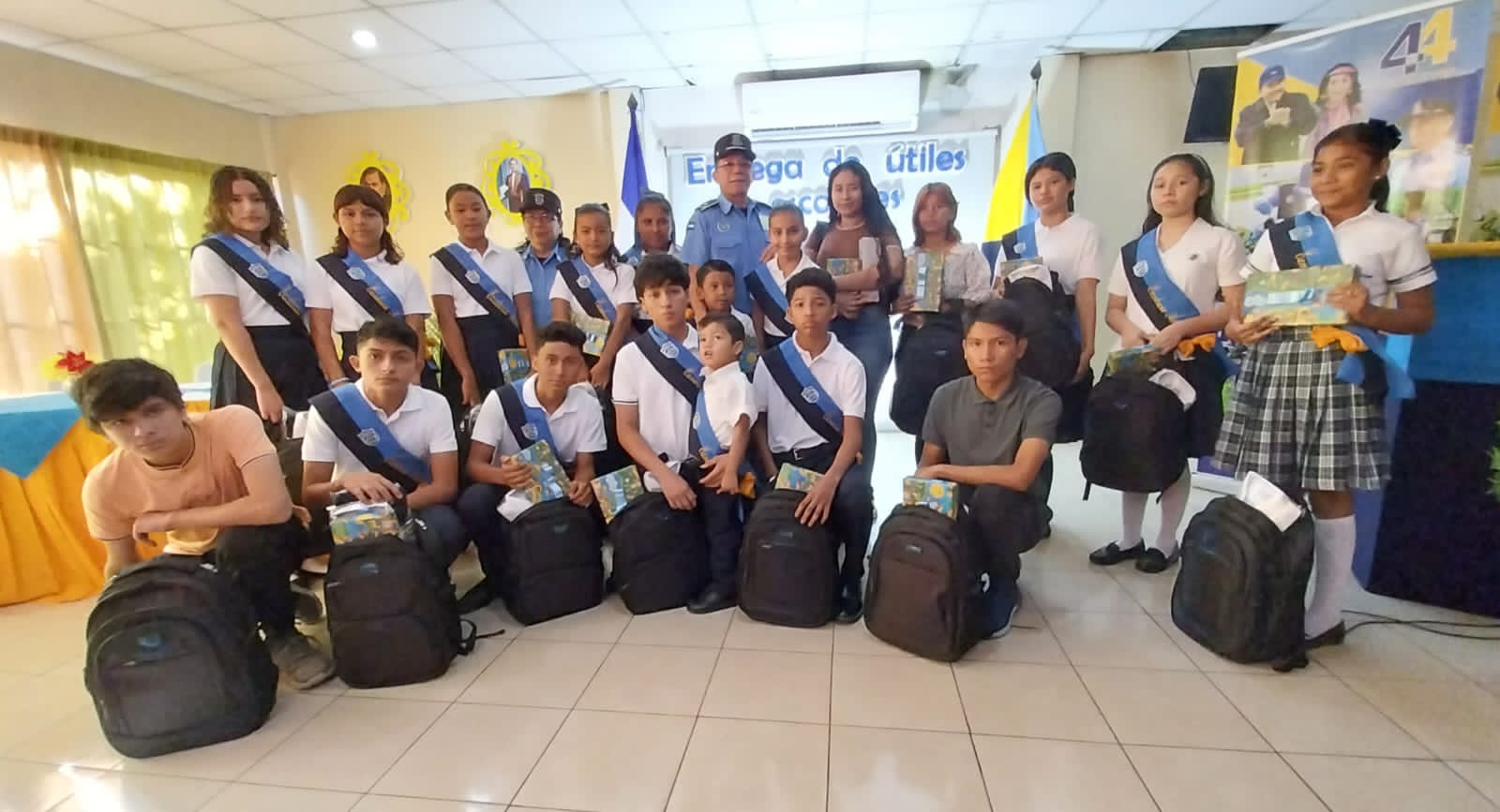 Hijos de Oficiales de la Policía Nacional en Chinandega Reciben Útiles Escolares del Gobierno Sandinista