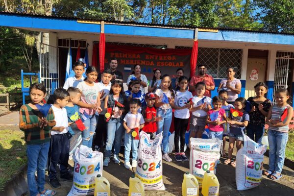 Niños de Santa Lucía reciben primera merienda escolar 2024