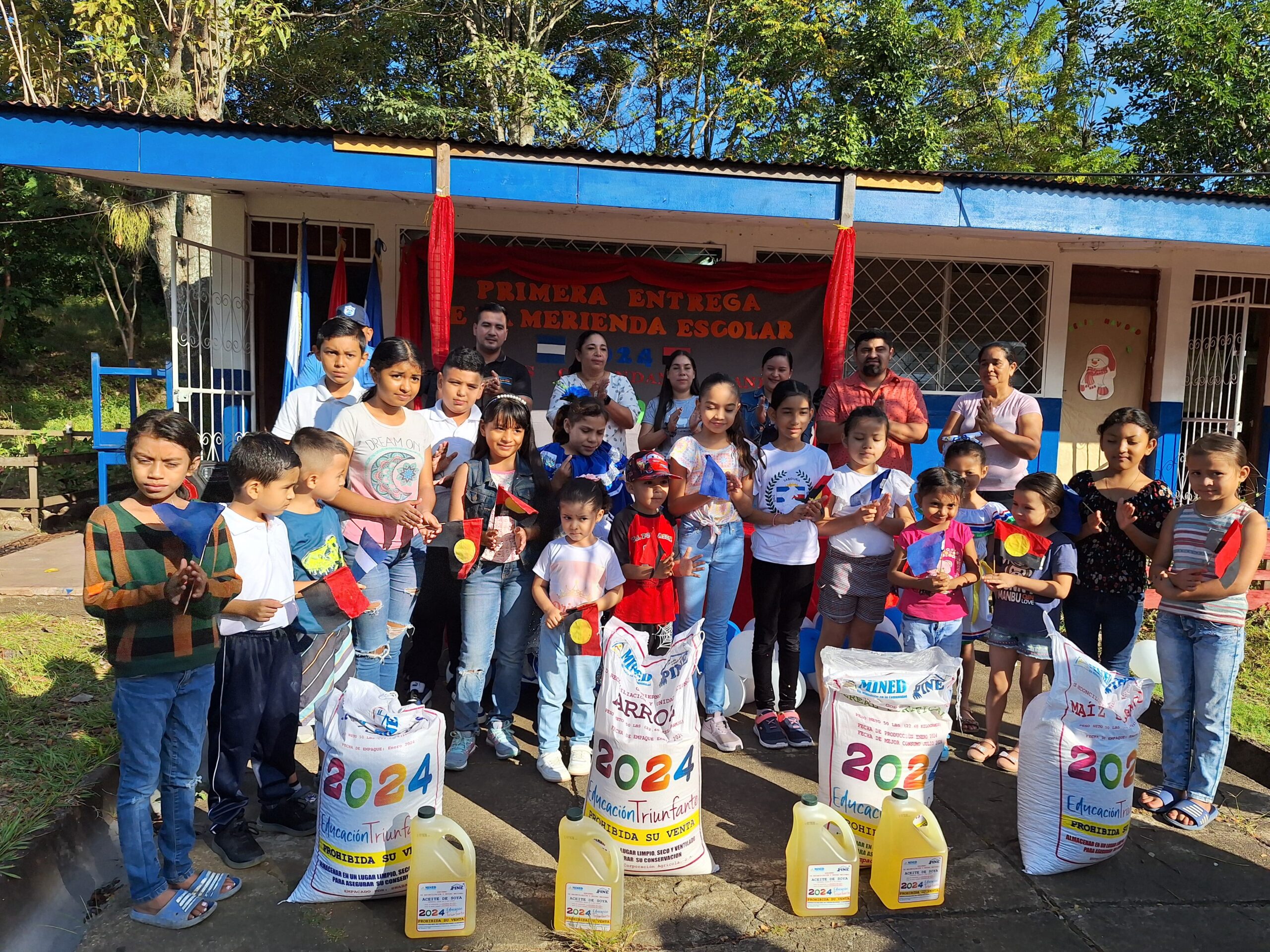 Niños de Santa Lucía reciben primera merienda escolar 2024