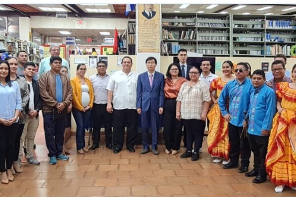 Conocimiento y Amistad: UNAN-Managua recibe donación de libros para explorar la lengua y cultura coreana