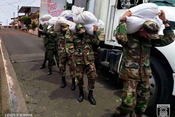 Ejército de Nicaragua: Destacamento Militar Sur Distribuye 839 Paquetes Alimenticios en San Carlos, Río San Juan