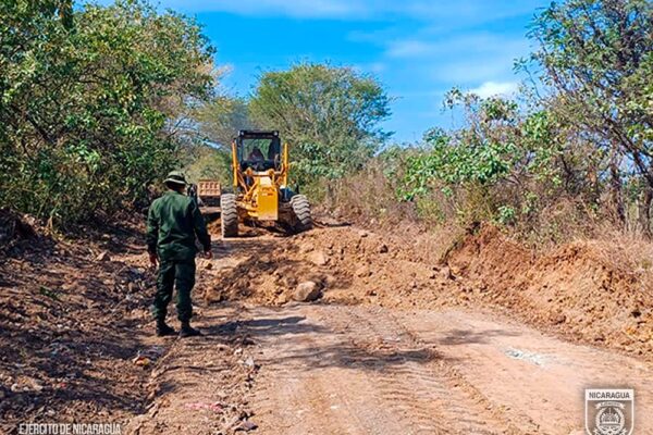 Ingenieros del Ejército de Nicaragua reparan calles en municipio de León