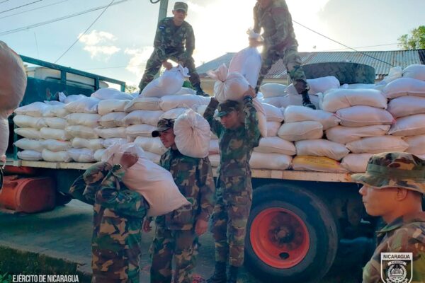 Ejército de Nicaragua Descarga Ayuda en San Carlos