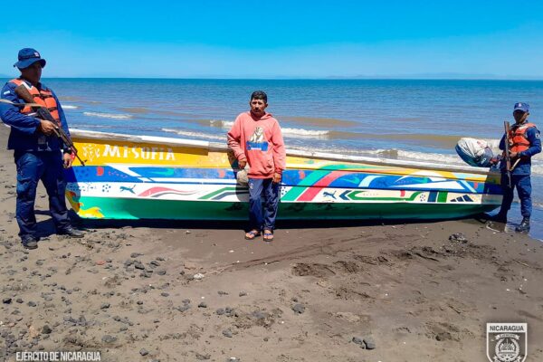 Fuerza Naval Nicaragüense retiene embarcación sospechosa con bandera hondureña