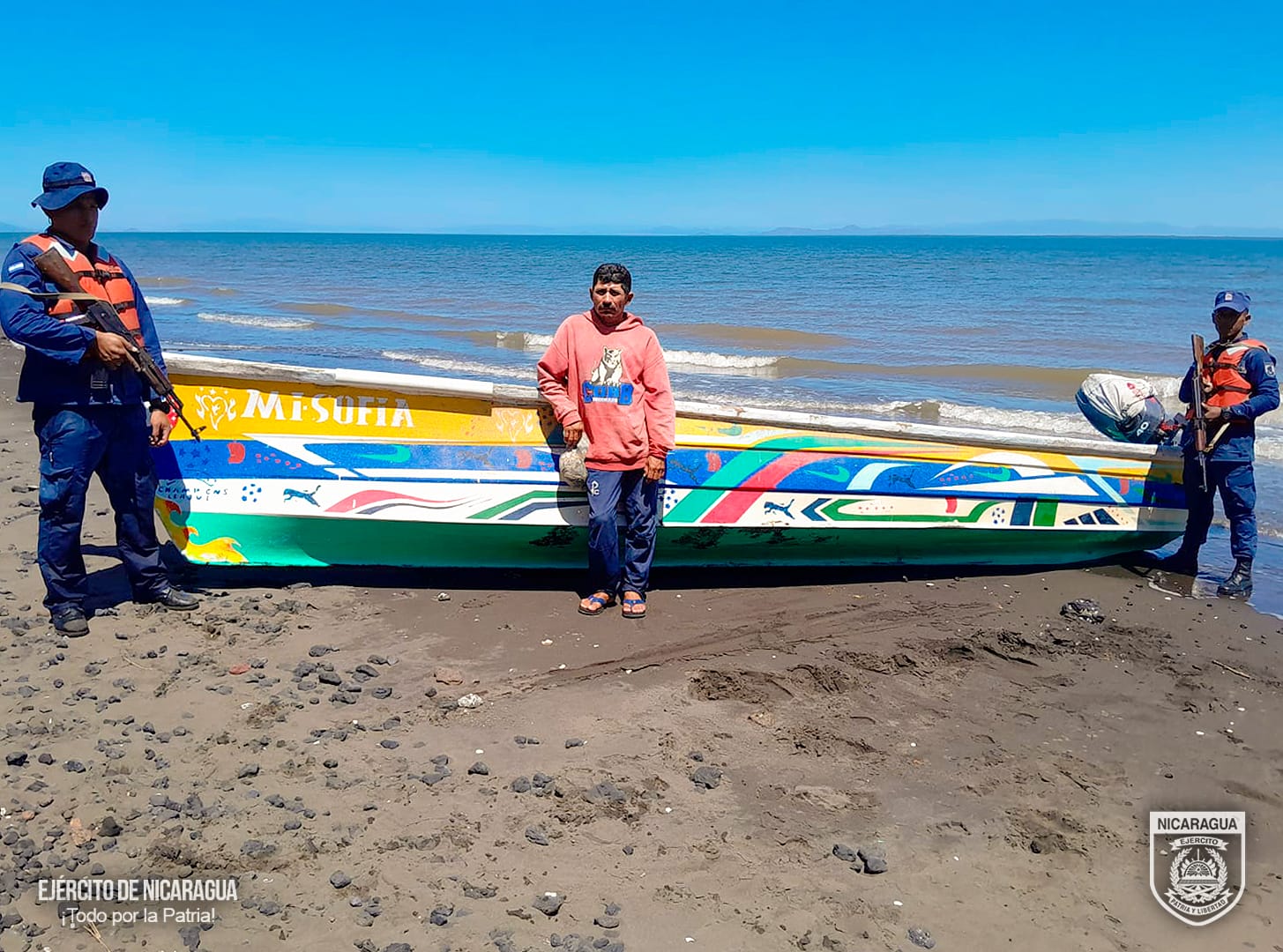 Fuerza Naval Nicaragüense retiene embarcación sospechosa con bandera hondureña