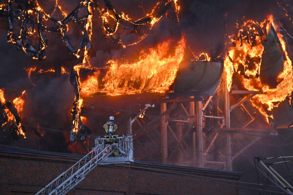 13 heridos tras grave incendio en un parque de atracciones de Suecia