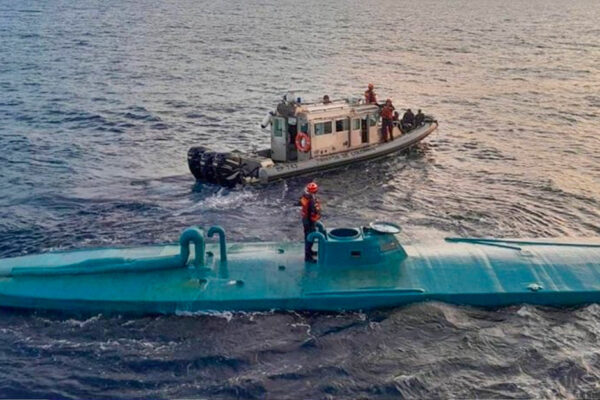 Capturan un semisumergible con toneladas de droga en el límite marítimo entre Colombia y Ecuador