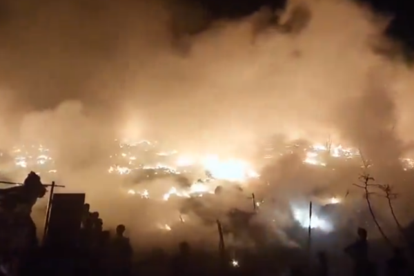 Un masivo incendio destruye al menos 130 chabolas en la India