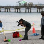 Muere una niña al derrumbarse el agujero que cavaba en una playa de Florida
