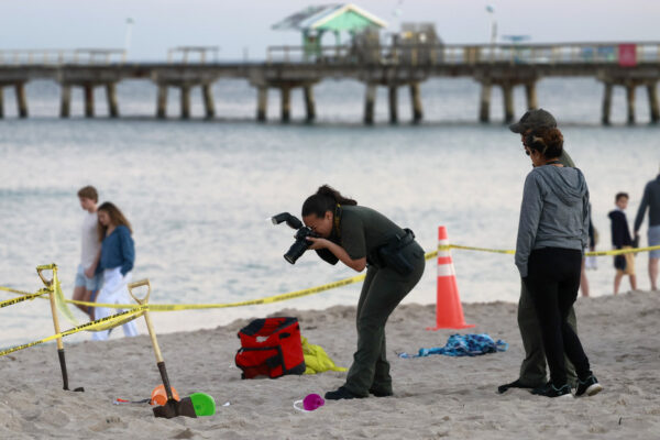 Muere una niña al derrumbarse el agujero que cavaba en una playa de Florida