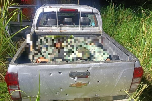 Hallan siete cadáveres con uniformes militares en la cajuela de una camioneta en Ecuador