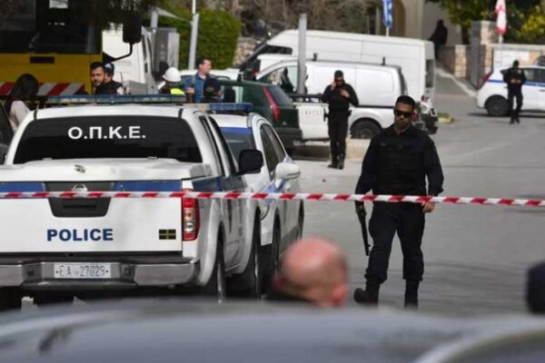 No soportó que lo despidieran y mató a tiros a la dueña y dos más en Grecia