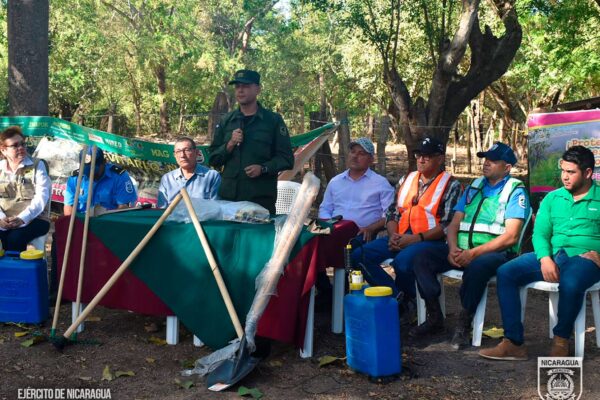 Autoridades del Ejército en reunión con autoridades y comunitarios de El Sauce y Larreynaga