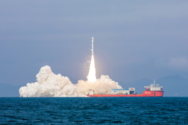 China pone en órbita 9 satélites con un cohete Jielong-3 lanzado desde una plataforma en alta mar