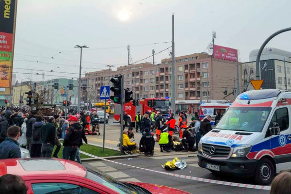 Vehículo embiste contra una veintena de peatones en Polonia