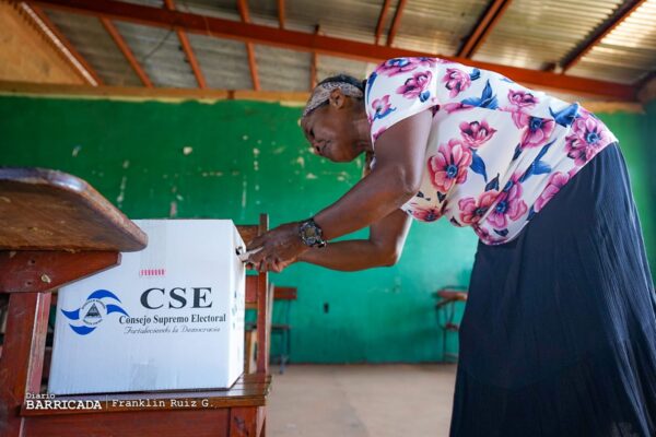 Familias de la Costa Caribe ejercen su derecho al voto en las Elecciones Victoriosas 2024