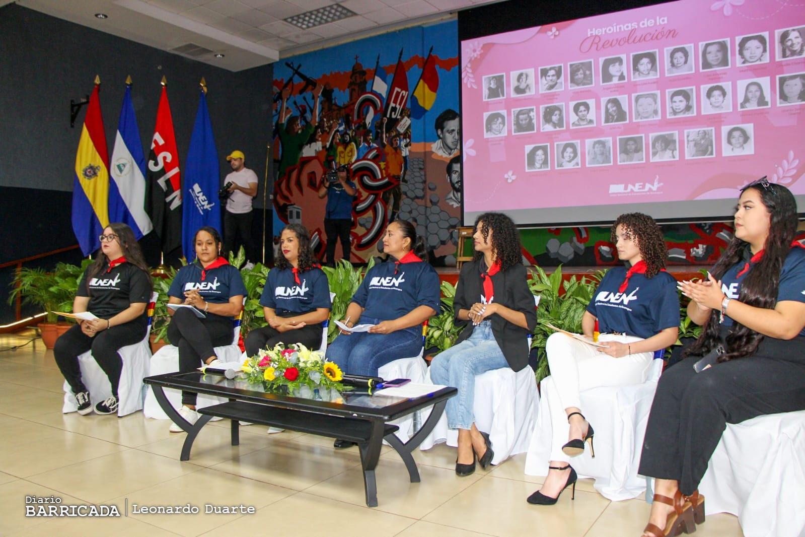 Universitarias destacan avances en equidad de género durante conversatorio