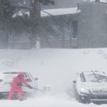 Habitantes de California afectados por tormentas de nieve inusuales.