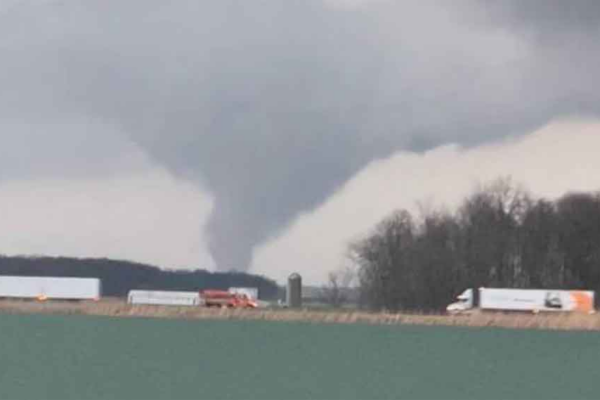 Al menos tres muertos por tornados en Medio Oeste de EEUU