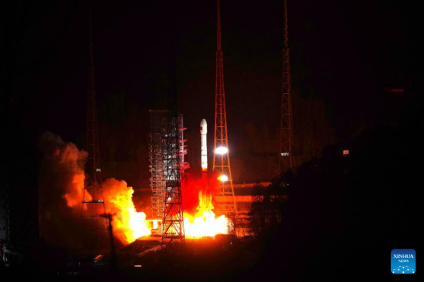 China lanza satélite de servicios de internet de órbita alta