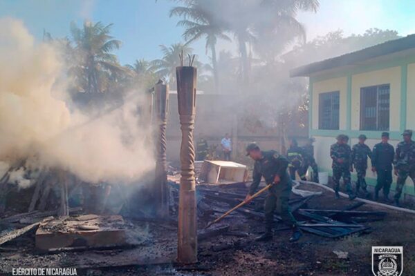 Ejército e instituciones sofocan incendio estructural en Bilwi