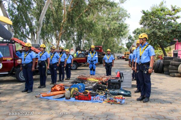 Bomberos fortalecen capacidades de rescate vertical y uso de tirolina