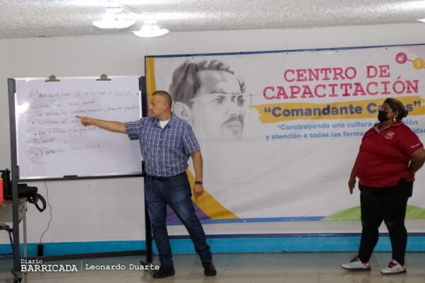 Capacitan a servidores públicos para mejorar atención a personas con discapacidad auditiva