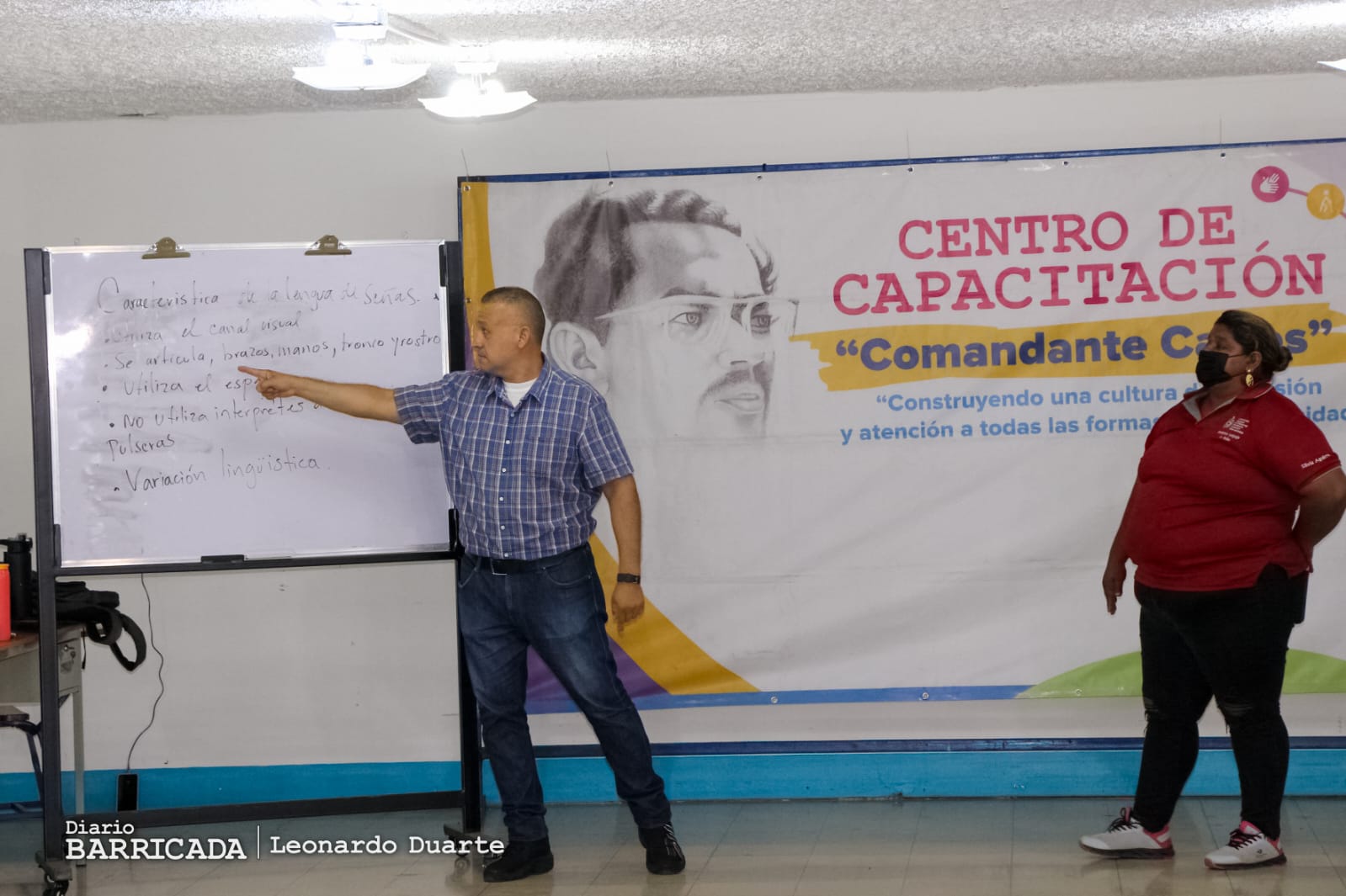 Capacitan a servidores públicos para mejorar atención a personas con discapacidad auditiva