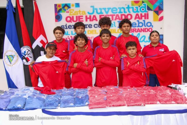 Entrega de uniformes deportivos beneficia a cientos de equipos en Nicaragua