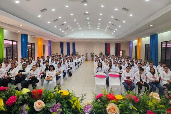 210 médicos residentes inician especialidades