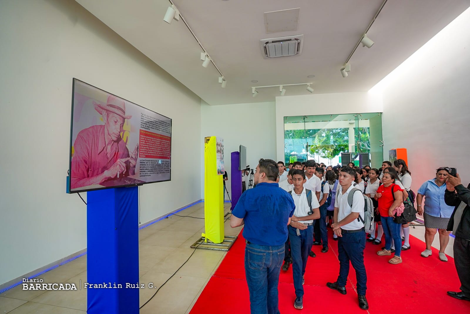 Realiza recorrido interactivo sobre la Cruzada Nacional de Alfabetización