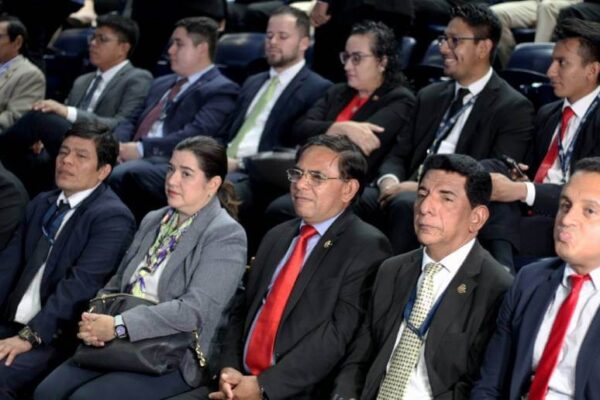 UNI y BCN: 10 años de Ingeniería en Economía y Negocios