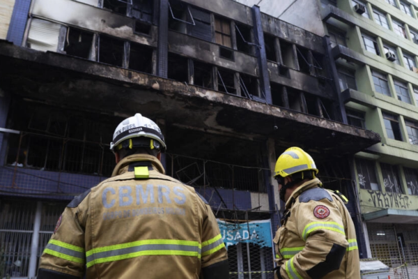 Nueve personas mueren en el incendio de una posada en el sur de Brasil