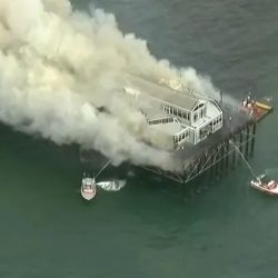 Devastador incendio consume histórico muelle de Oceanside en California