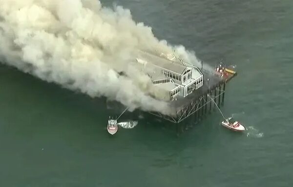 Devastador incendio consume histórico muelle de Oceanside en California